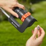Gardena Aqua S 220 m² Rasensprenger: Hand setzt Filter in Regner ein.