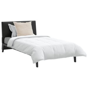 Weiße Daunenfeder-Bettdecke und beiges Kissen auf einem dunklen Bett. Komfortable Decken & Überwürfe.