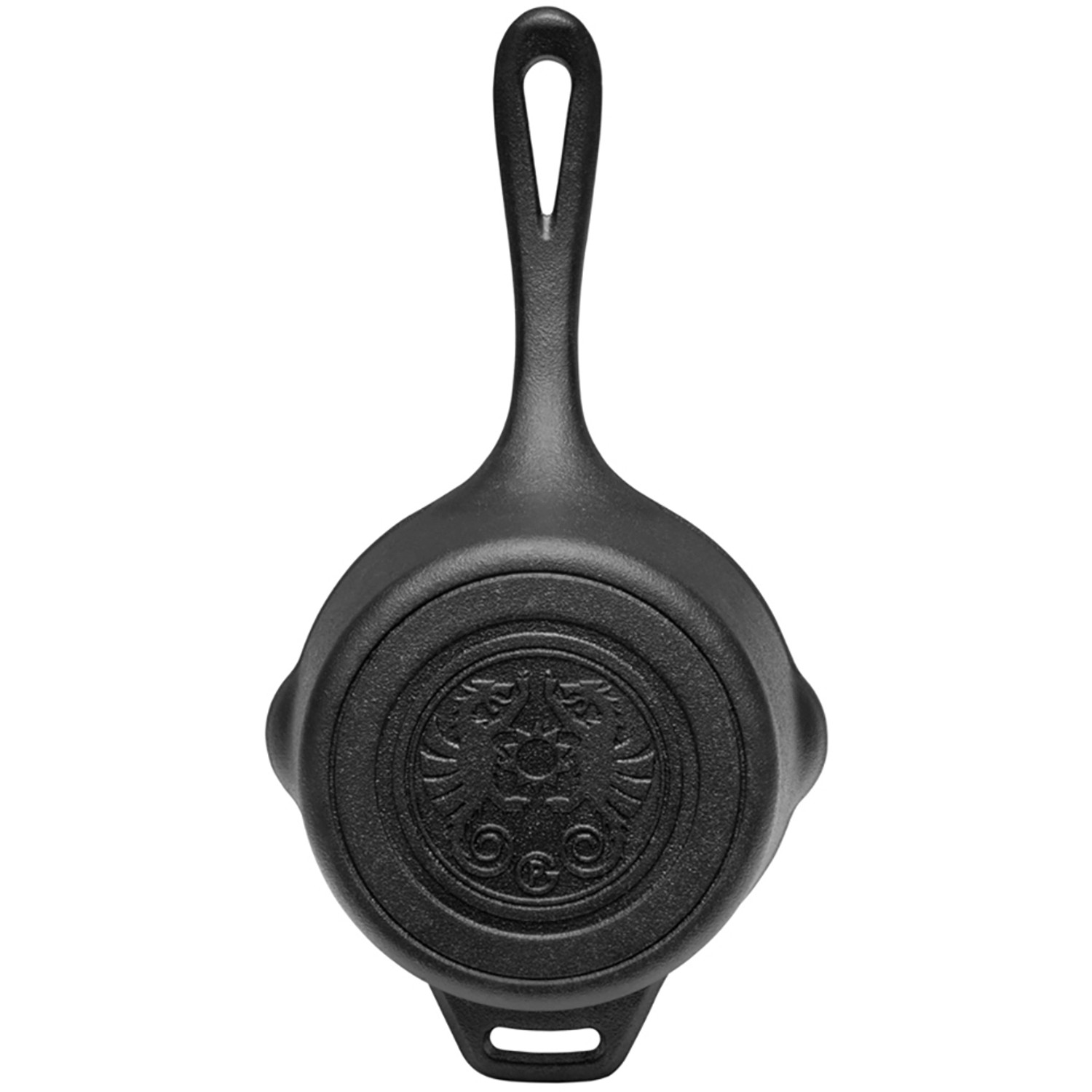 Petromax Kasserolle aus Gusseisen mit Deckel, Unterseite mit Logo, Teil der Grillutensilien.