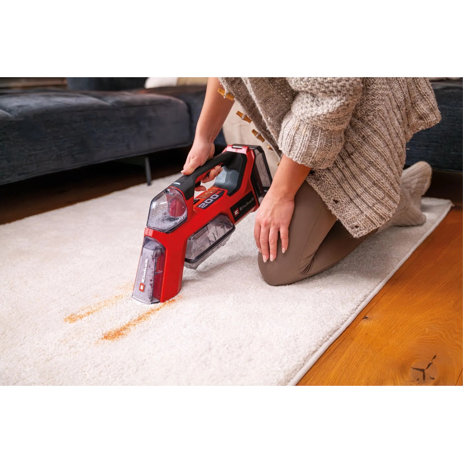 Einhell Akku-Waschsauger TE-SCL 18/200 Li Solo im Einsatz auf Teppich mit Flecken.