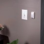 Mr.Beams Batterieleuchte MB500 mit Sensor, 2er-Pack, neben Lichtschalter an Wand.