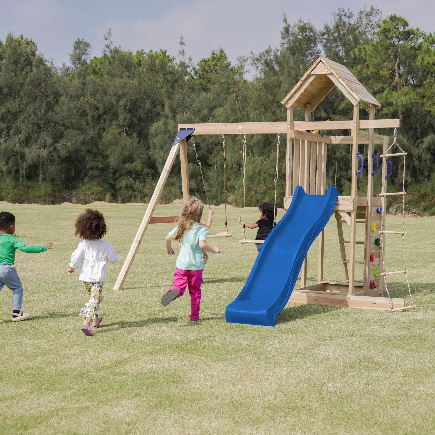 Axi Spielturm Moos mit Doppelschaukel und blauer Rutsche aus FSC®-Holz für Kinder.