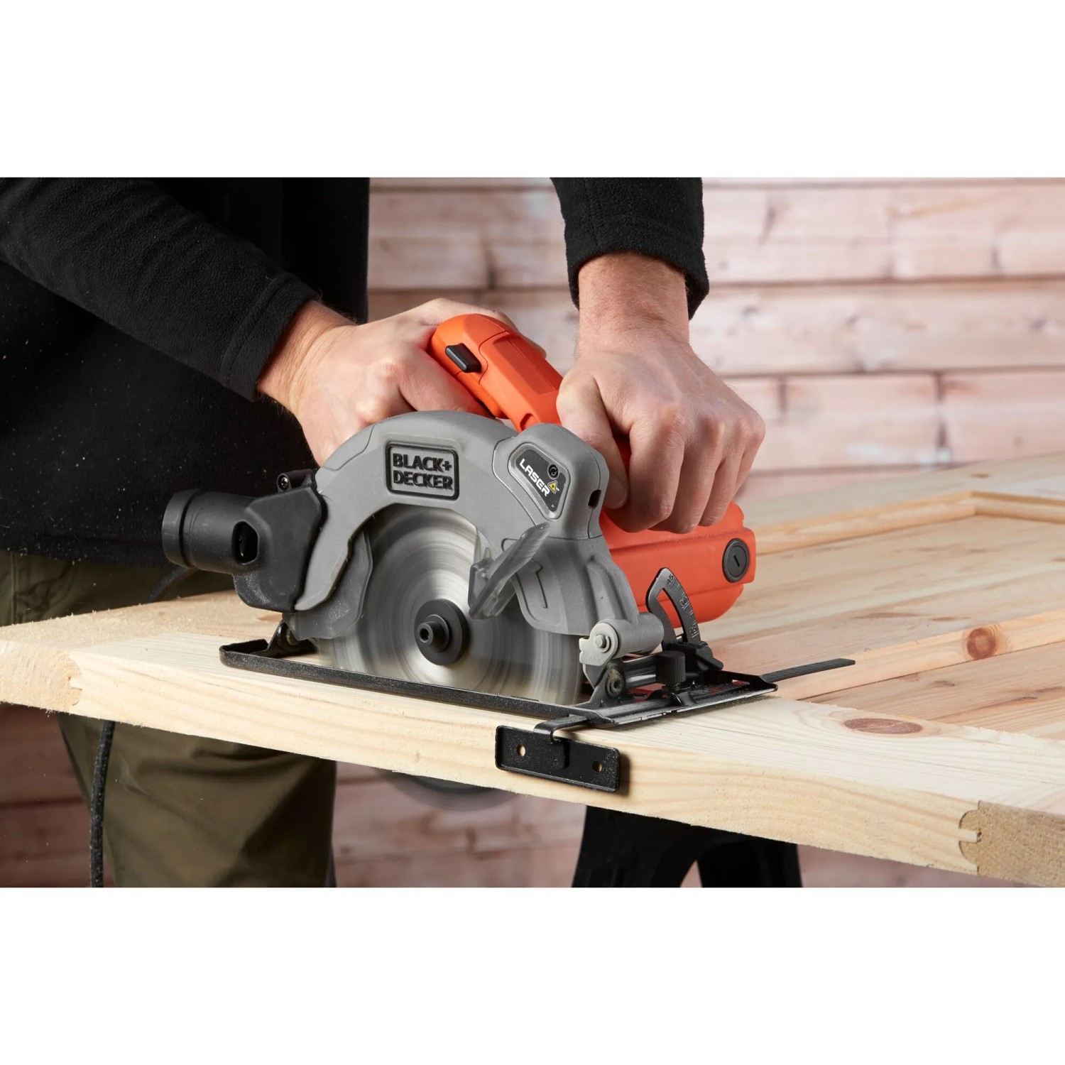 Black+Decker Handkreissäge CS1250LA im Einsatz beim Holzzuschnitt.