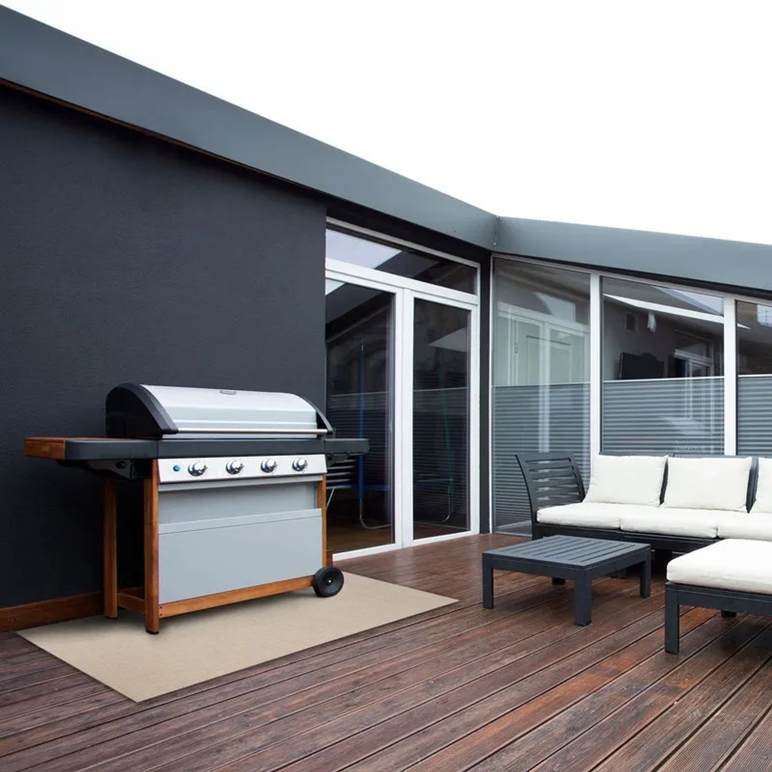 Wetterfester KARAT Outdoor Teppich Parma 180x300 cm unter Grill auf Terrasse.