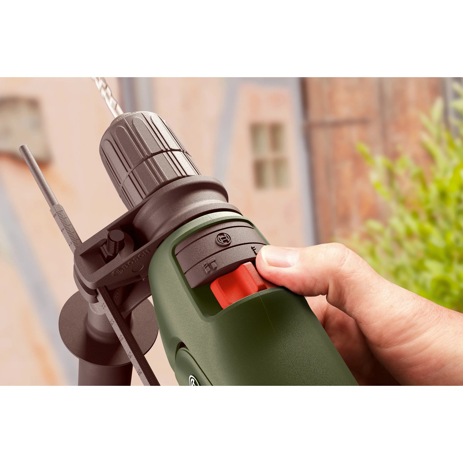 Bosch EasyImpact 600 Schlagbohrmaschine mit Tiefenanschlag in Aktion.
