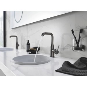 Grohe Essence Waschtischarmatur L-Size, Hard Graphite gebürstet, mit Wasserstrahl im modernen Bad.