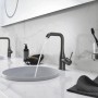 Grohe Essence Waschtischarmatur L-Size, Hard Graphite gebürstet, mit Wasserstrahl im modernen Bad.