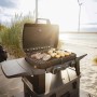 Enders Urban II Gasgrill: Mobiler Grill mit Speisen auf dem Rost, ideal für Balkon und unterwegs.
