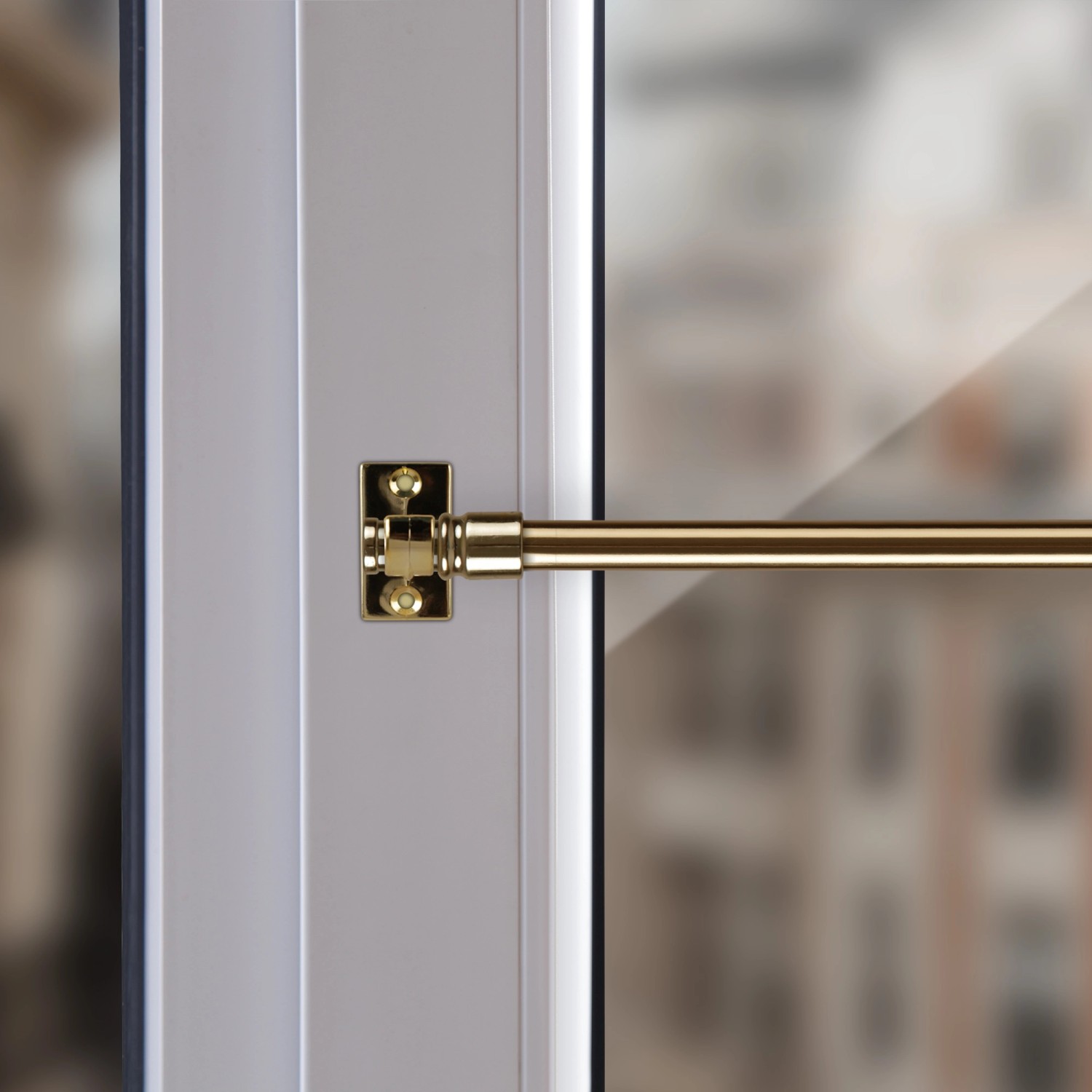 Goldene Cafehausstange (50-75cm) aus Edelstahl, montiert am Fenster.