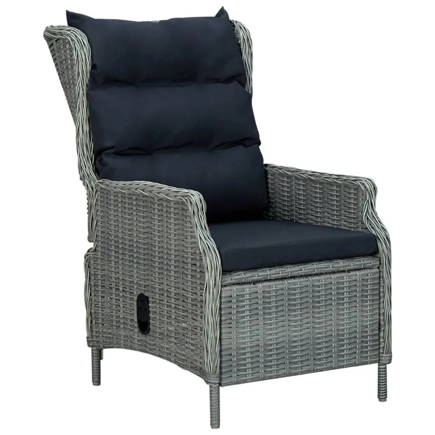 Verstellbarer, hellgrauer Rattan Gartensessel mit Fußhocker und schwarzen Polstern.