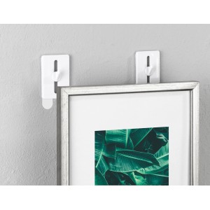 Wenko Strip-it Klebenägel 2er Set an Wand mit aufgehängtem Bild.