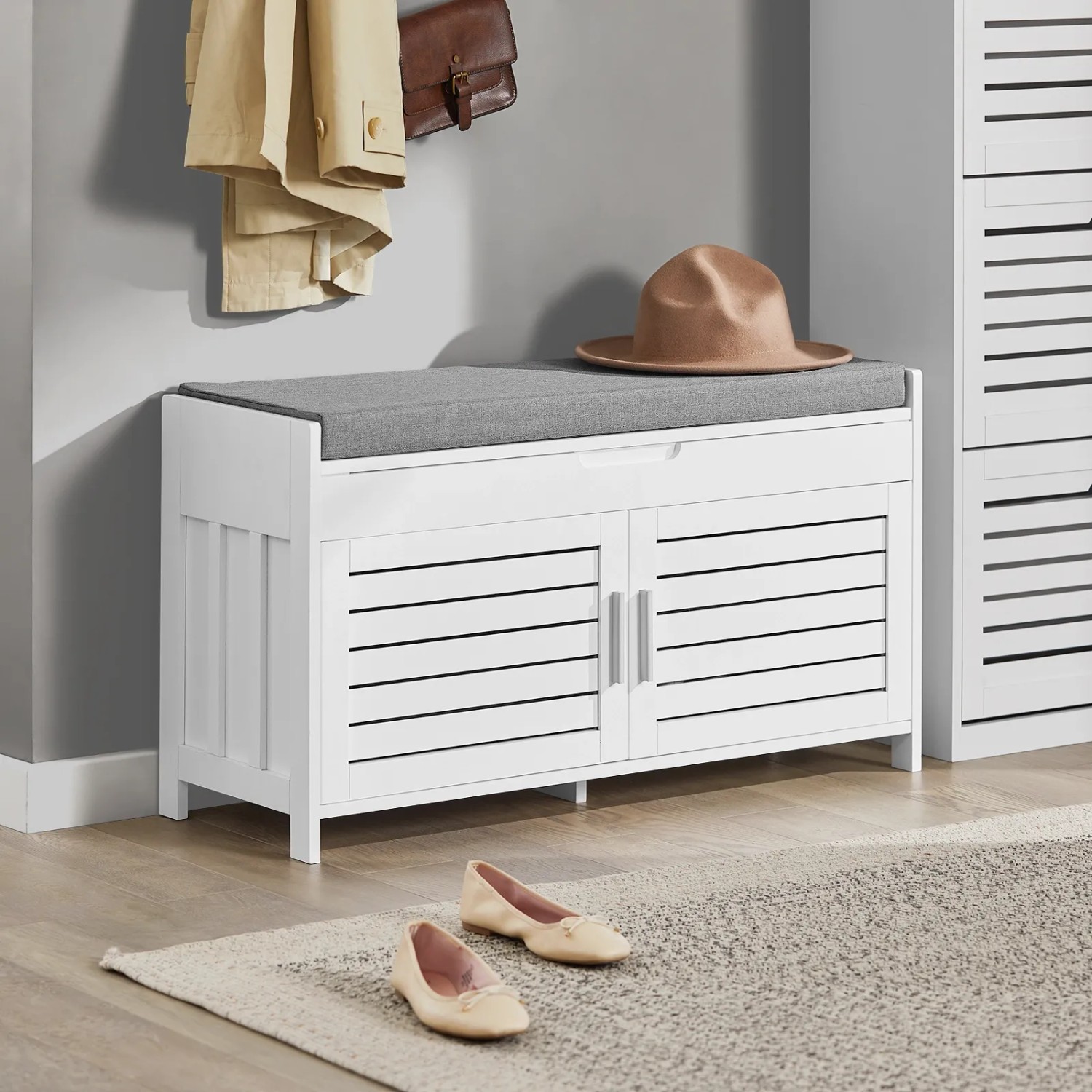 Weiße SoBuy Schuhbank mit Stauraum und grauem Sitzkissen, 90cm breit. Praktische Schuhtruhe für den Flur.
