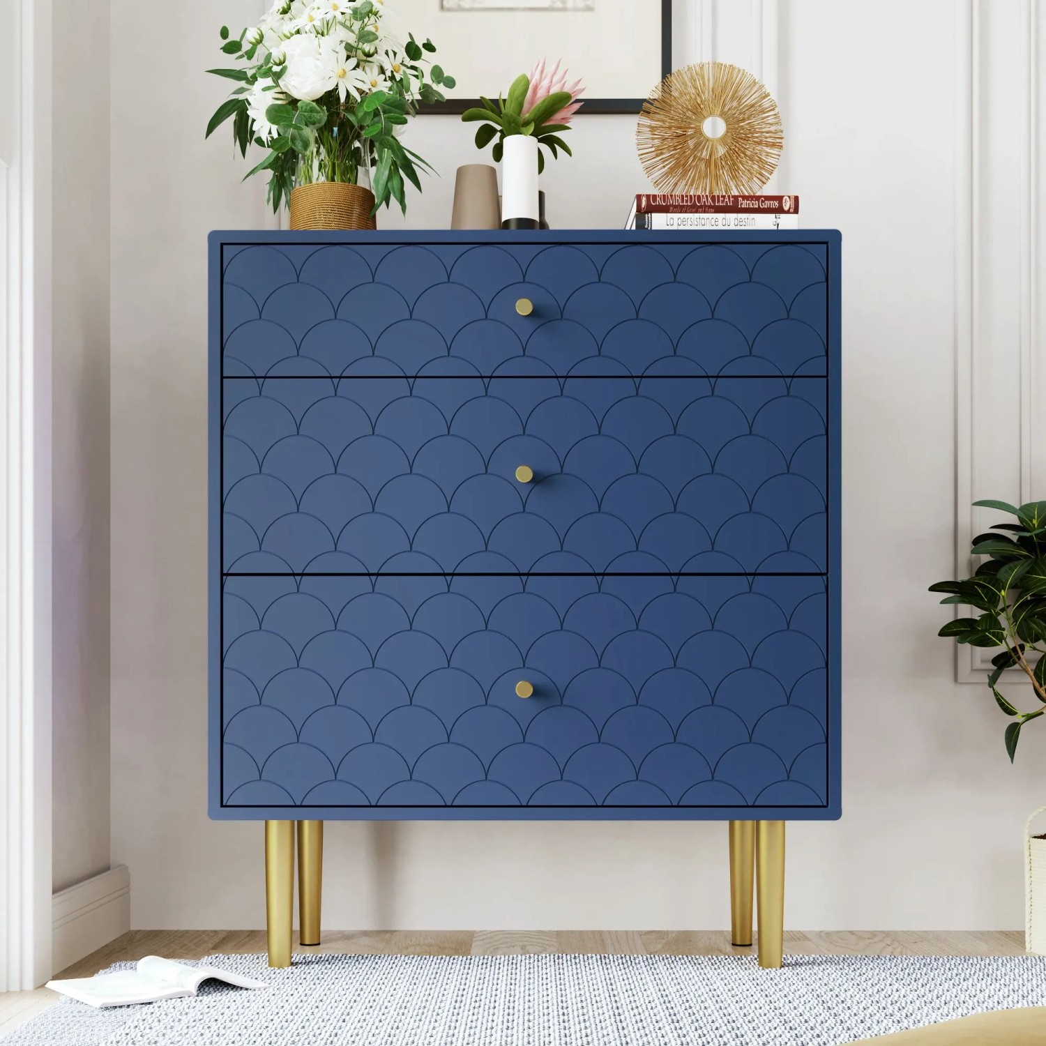 Marineblaue Schubladenkommode 75x40x89cm mit Fischschuppenmuster, goldenen Griffen und Beinen. Ideal für Wohnzimmer.