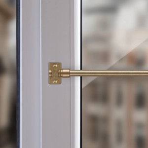 Bestlivings Cafehausstange, matt gold, ausziehbar (125-225cm) an einem Fenster.