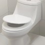 Weißer baliv WC-Sitz Pollino mit Absenkautomatik und MDF-Holzkern auf einer Toilette.