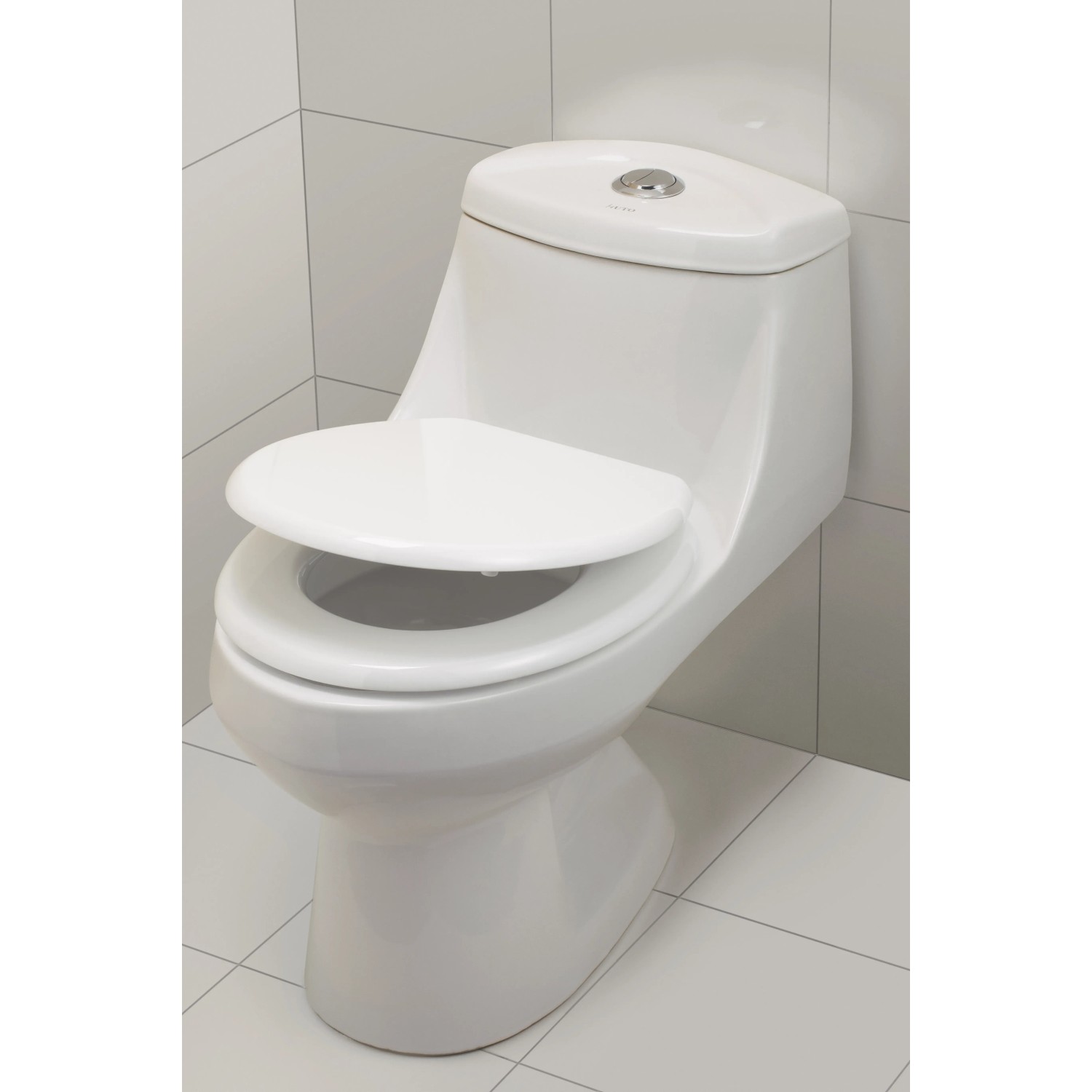 Weißer baliv WC-Sitz Pollino mit Absenkautomatik und MDF-Holzkern auf einer Toilette.