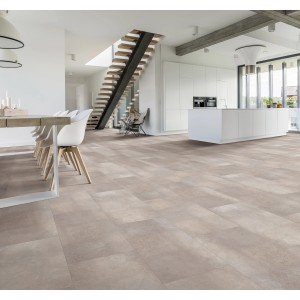 Verlegter Click-Vinylboden Fliese Burgos in Steinoptik im modernen Wohnraum.