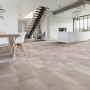 Verlegter Click-Vinylboden Fliese Burgos in Steinoptik im modernen Wohnraum.