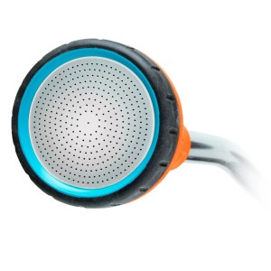Detailaufnahme: Brausekopf des Gardena Gießstabs 60 cm. Gartenspritze mit Brausestrahl.