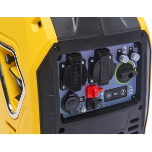 Detailansicht Champion Stromerzeuger 92001I-EU: Steckdosen und Anschlüsse des gelben Inverter Generators.