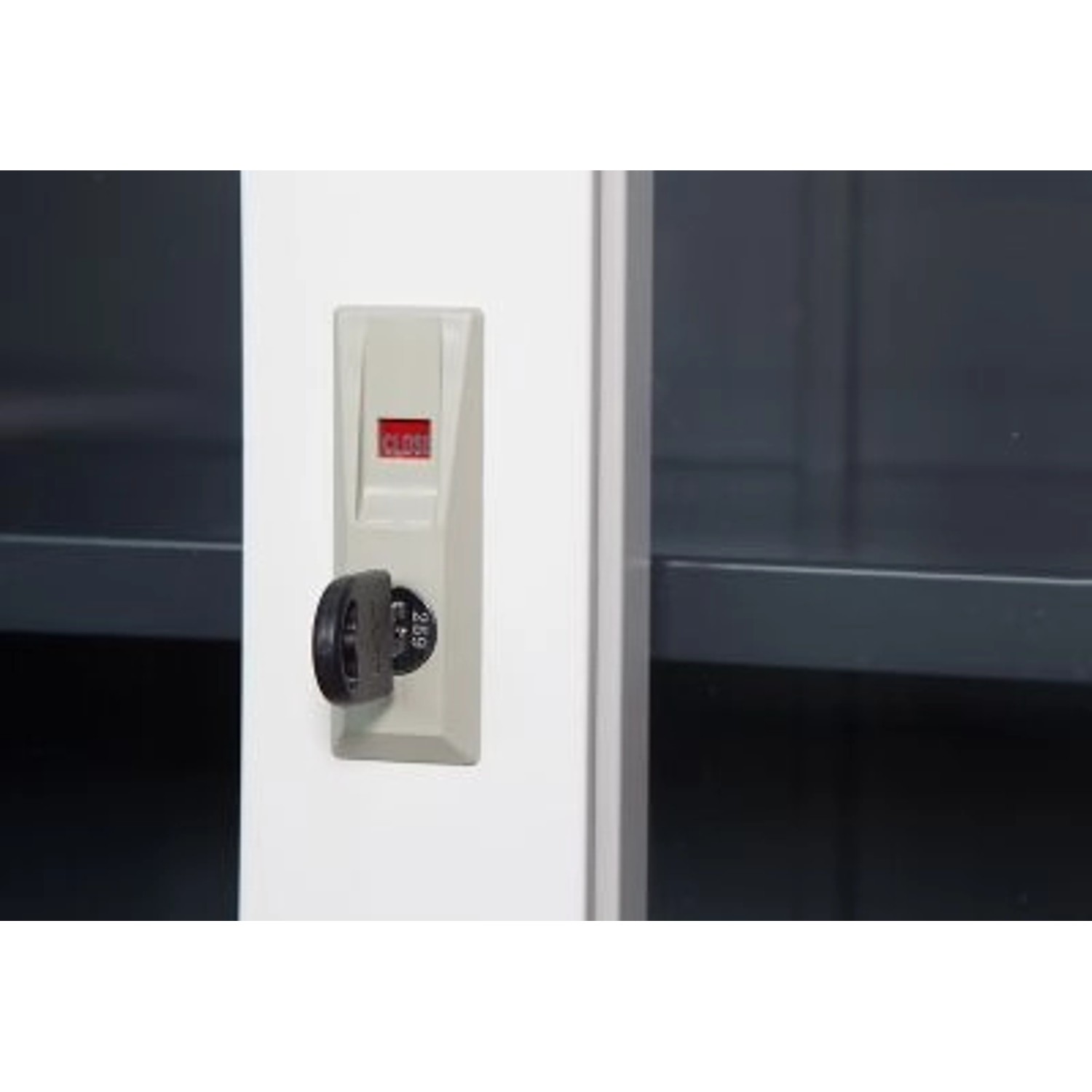 Detailaufnahme: Abschließbarer Jet-Line Stahlschrank St Petersburg mit Schlüssel.