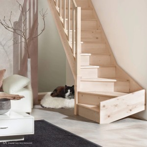 Intercon Holztreppe Casablanca, Fichte naturbelassen, linksgewendelt, 80 cm, mit Geländer & Setzstufen. Moderne Raumspartreppe.