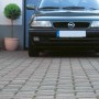 Anwendung von schwarzem Unterbodengewebe (5 m x 2 m) unter einer gepflasterten Garageneinfahrt.