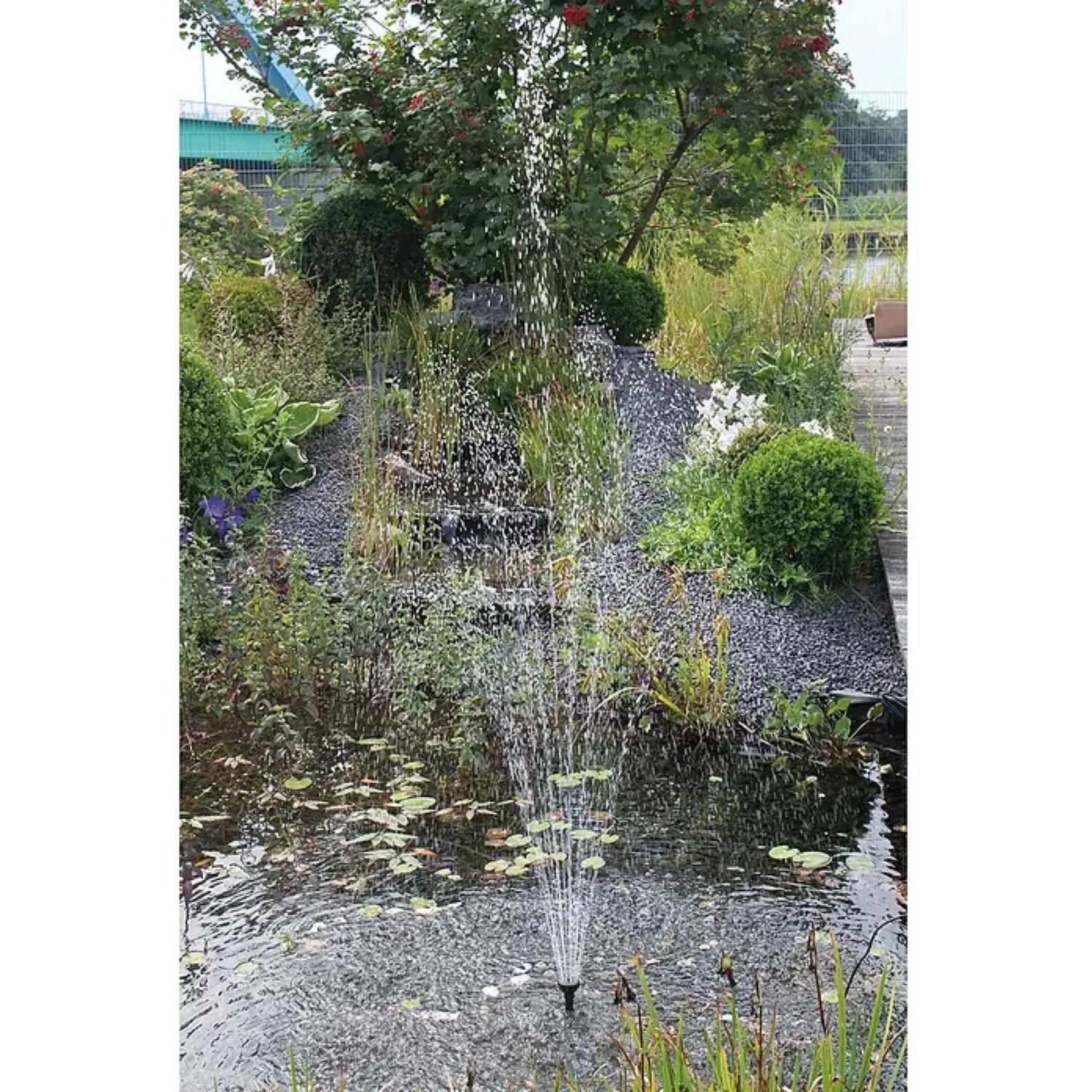 Neptun Solar Teichpumpen Set NSTP O 1600 im Gartenteich mit Fontäne.