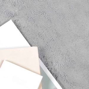 Grauer, flauschiger vidaXL Kunstfell Hasen Teppich Olite aus Polyester. Weiche Textur für Wohnzimmer & Schlafzimmer.