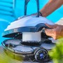 Akku-Poolroboter Orca 45 CL für die Poolbodenreinigung, mit geöffnetem Filterfach.