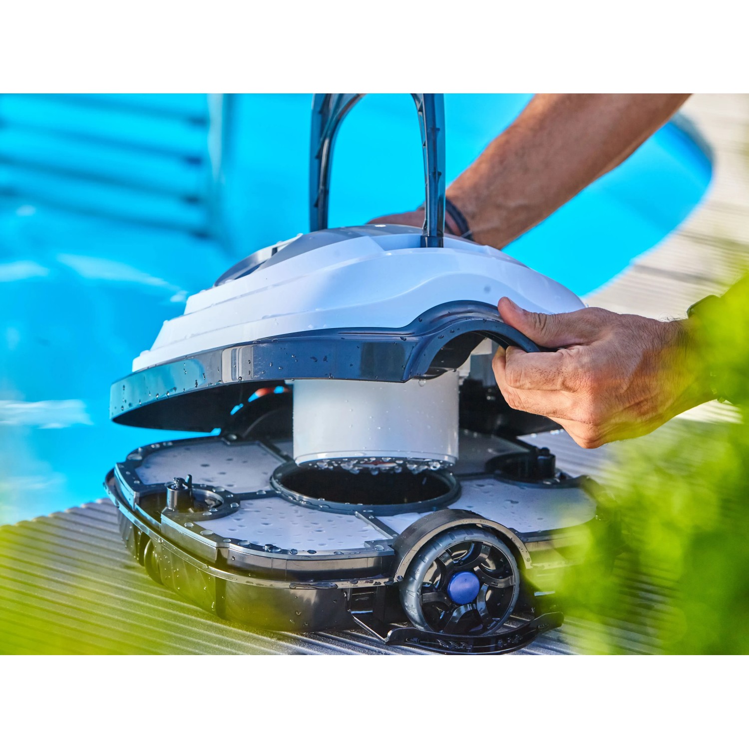 Akku-Poolroboter Orca 45 CL für die Poolbodenreinigung, mit geöffnetem Filterfach.