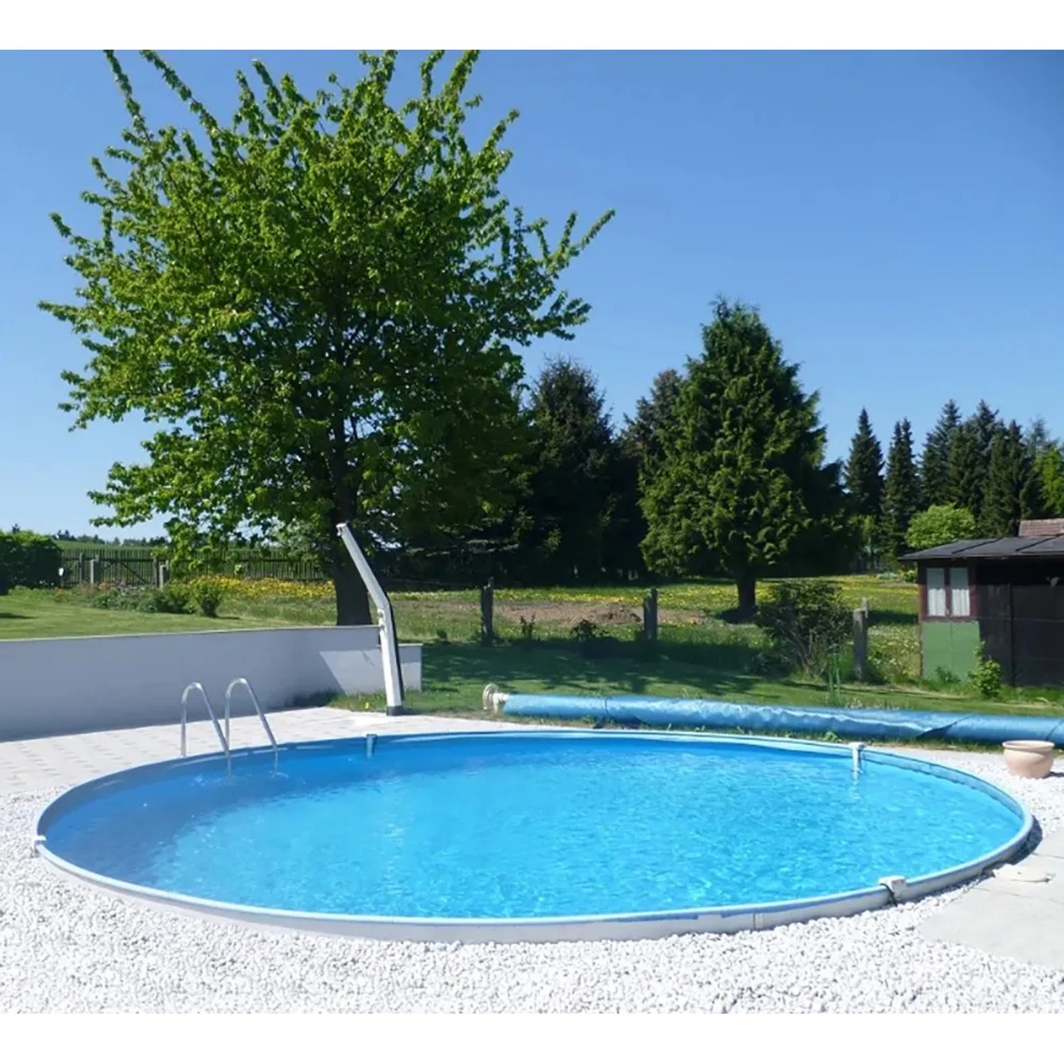 Runder Summer Fun Stahlwand-Pool (Ø 350 cm) mit Leiter im Garten.