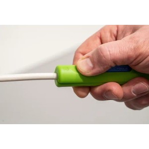 WEICON Coax-Stripper No.2 Green Line in Anwendung: Koaxialkabel wird abisoliert.