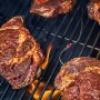 Saftige Steaks auf dem Grill mit Weber Grillthermometer Connect. Perfekt gegrillt!