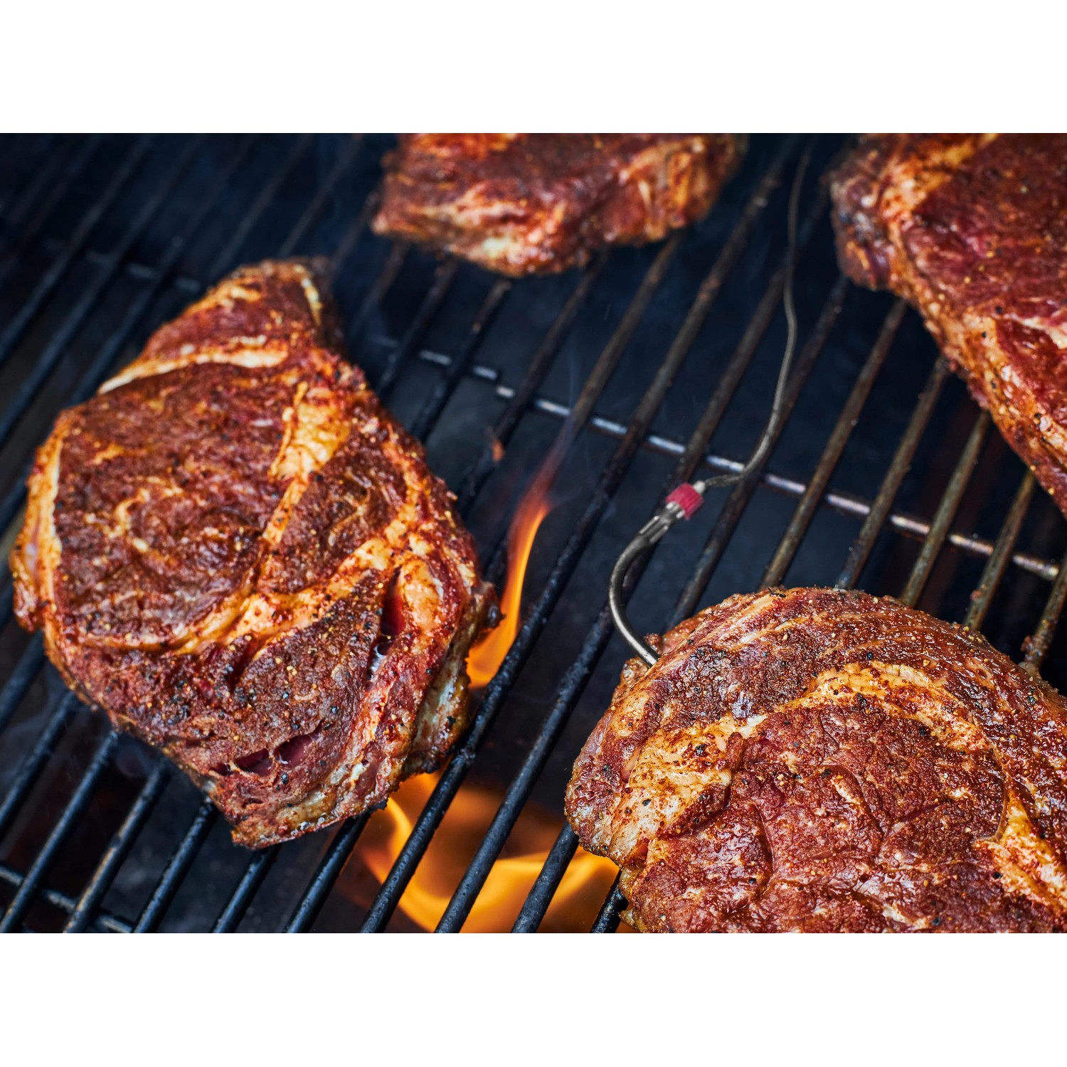 Saftige Steaks auf dem Grill mit Weber Grillthermometer Connect. Perfekt gegrillt!