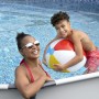 Frau und Kind im Bestway Stahlrahmen Pool mit Ball. Lichtgrauer Frame Pool mit Zubehör.