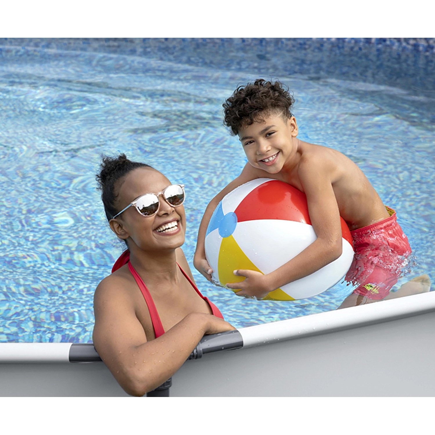 Frau und Kind im Bestway Stahlrahmen Pool mit Ball. Lichtgrauer Frame Pool mit Zubehör.