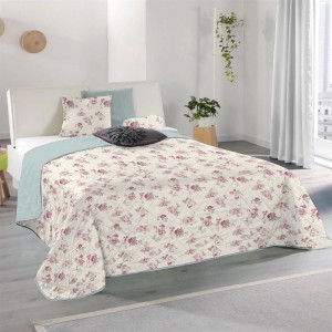 Bestlivings Tagesdecke Living mit Blumenmuster auf Bett mit Kissen.