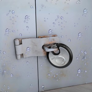 Basi Rundbügel-Vorhangschloss Set, 70mm, schwarz, am Tor mit Wassertropfen.