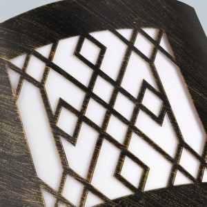 Rostbraune QAZQA Außenwandleuchte Emmerald Classic mit modernem, geometrischem Muster und leuchtendem Hintergrund.