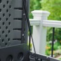 Detailaufnahme: Graue Lifetime Kissenbox (625 l) mit Gasdruckfeder und Lochmuster.