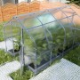 Klasika Drop Gewächshaus 10m² mit Polycarbonat-Abdeckung im Garten.