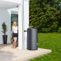 Garantia Regenwasserbehälter Nordic 2in1, 300 l, Graphitgrau mit Pflanzschale im Garten.