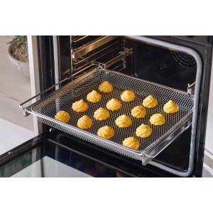 Respekta Einbaubackofen mit Airfry-Funktion: Ofen mit Gebäck auf Airfry-Grillblech.