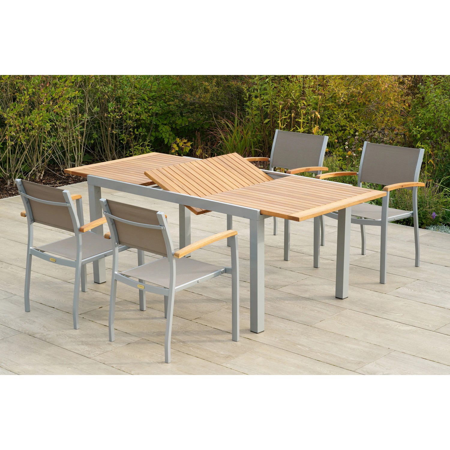 Merxx Naxos Gartenmöbel-Set mit Ausziehtisch und 4 Stapelsesseln aus Aluminium, Akazie und Textil.