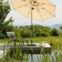 Naturfarbener Schneider Marktschirm Venedig Ø 270 cm mit Kurbel auf Terrasse am Wasser.