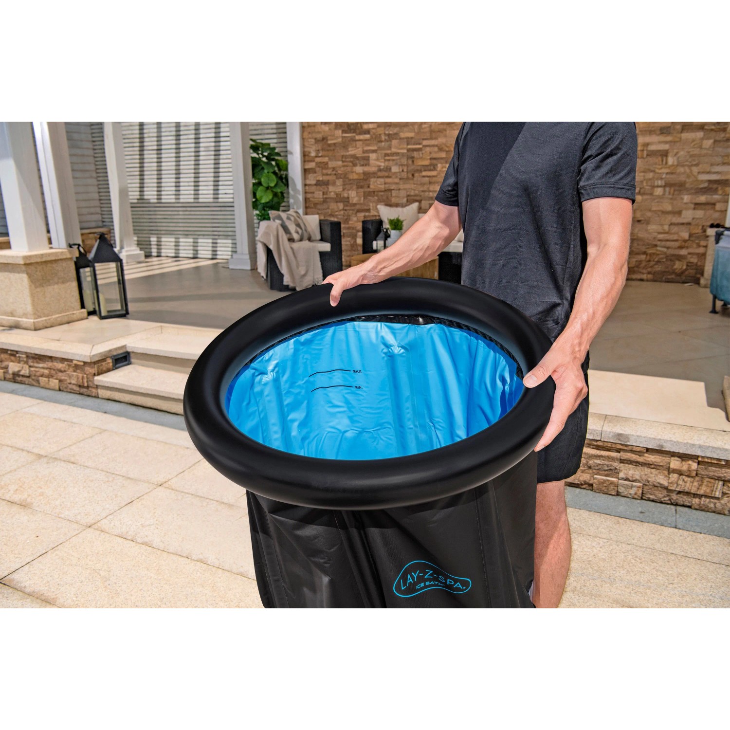 Bestway LAY-Z-SPA Eisbad Glacial Zen, runder, schwarzer, aufblasbarer Whirlpool mit blauer Innenseite.