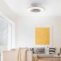 Weiße LED-Deckenleuchte Stralsund mit Ventilator, Ø 50 cm, im Wohnzimmer.