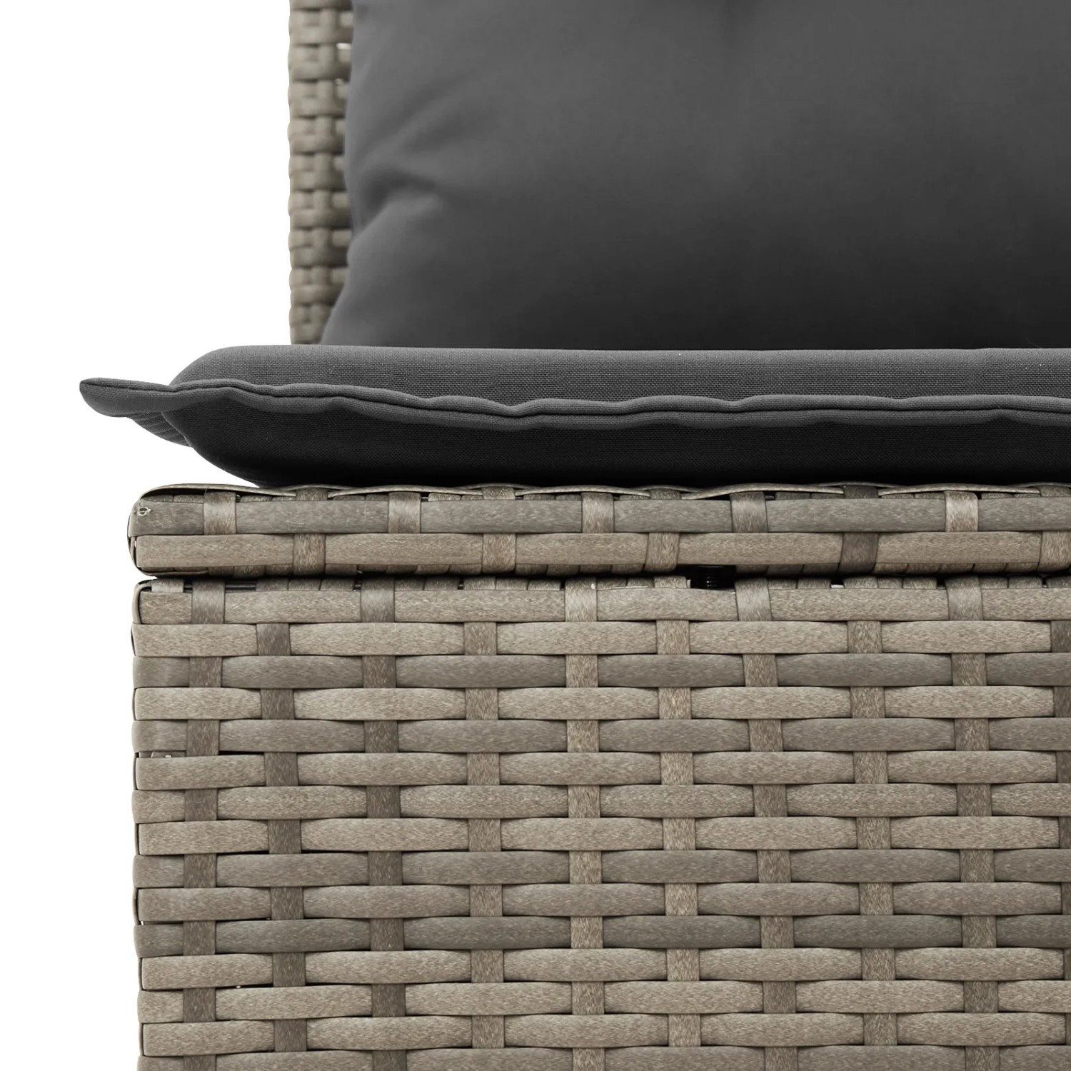 Detailaufnahme: Graues Gartenmöbel-Set aus Polyrattan mit Kissen.