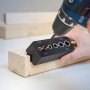 LUX Bohrschablone im Einsatz: Bohren von Löchern in Holz mit Bohrmaschine. Zubehör für präzise Bohrungen.